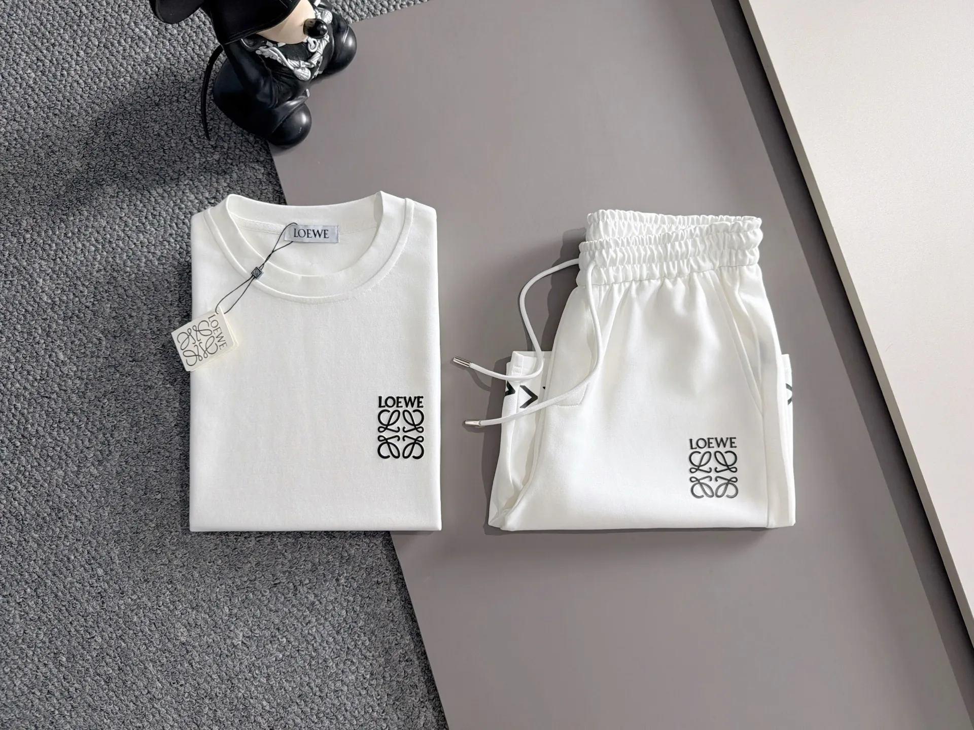 LOEWE, 2026ss spring and summer New Arrival casual short-sleeved shorts suit, Premium version! The custom-made fabric Breathable in the counter has high comfort, impeccable details, and brand element design concept, reflecting high quality. It feels delicate and soft! It presents a casual cut and the upper body shape is great! Sizes:M-3XL